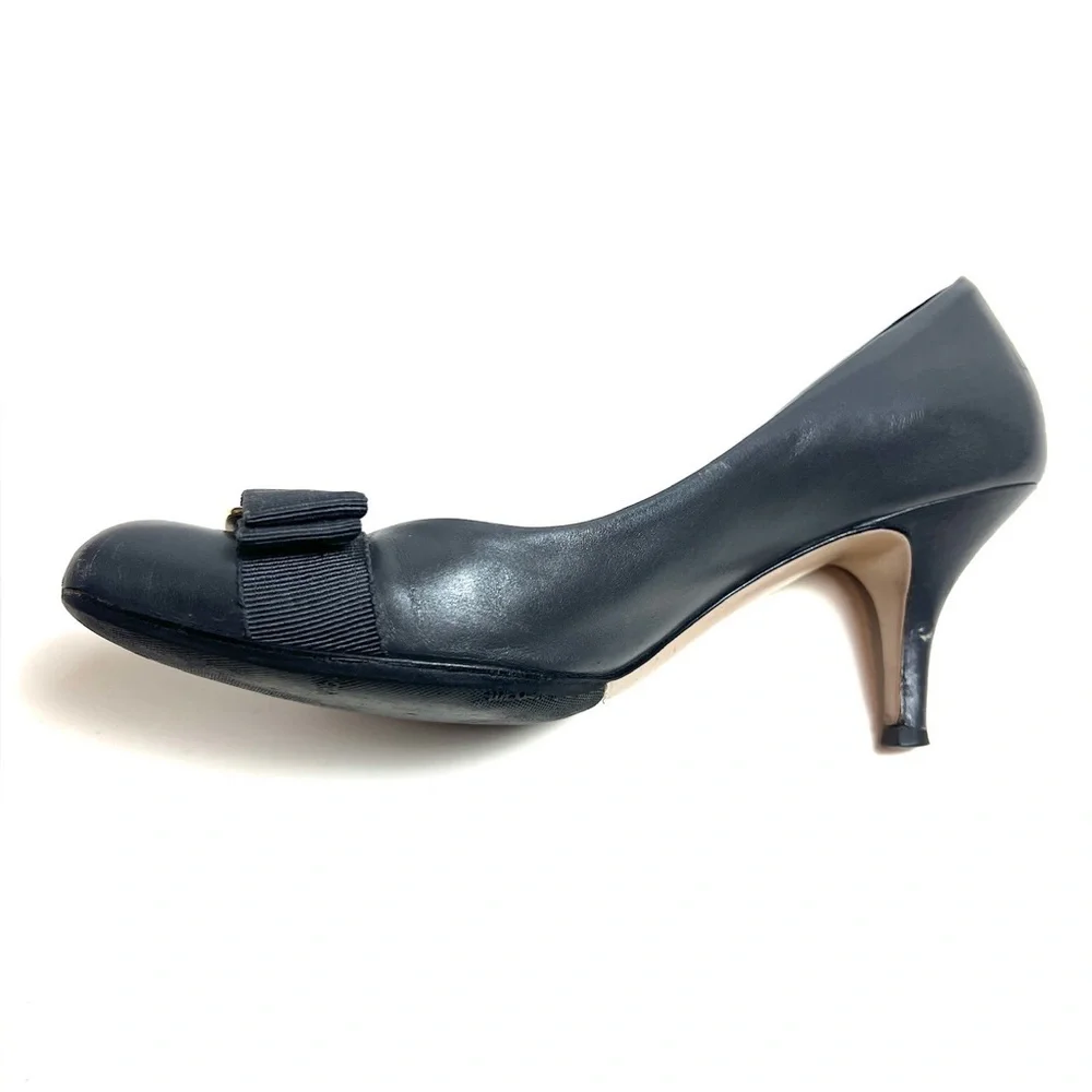 SALVATORE FERRAGAMO Vera charcoal  leather  pumps  7